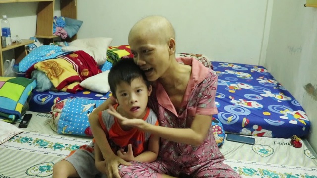  Những lúc khỏe, chị Thanh dành chút thời gian bên con trai mắc bệnh đao, dù 8 tuổi nhưng bé vẫn chưa nói được