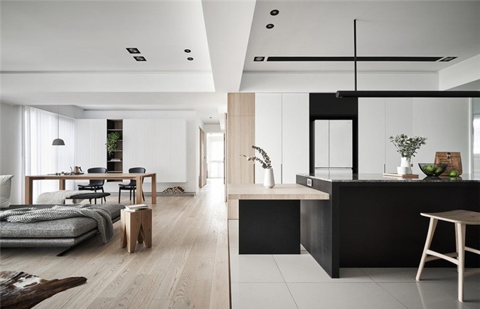  Nhà bếp và phòng khách phân biệt với nhau thông qua chất liệu làm sàn.