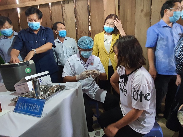  Tiêm vắc xin ngừa bạch hầu tại vùng dịch ở tỉnh Đắk Nông