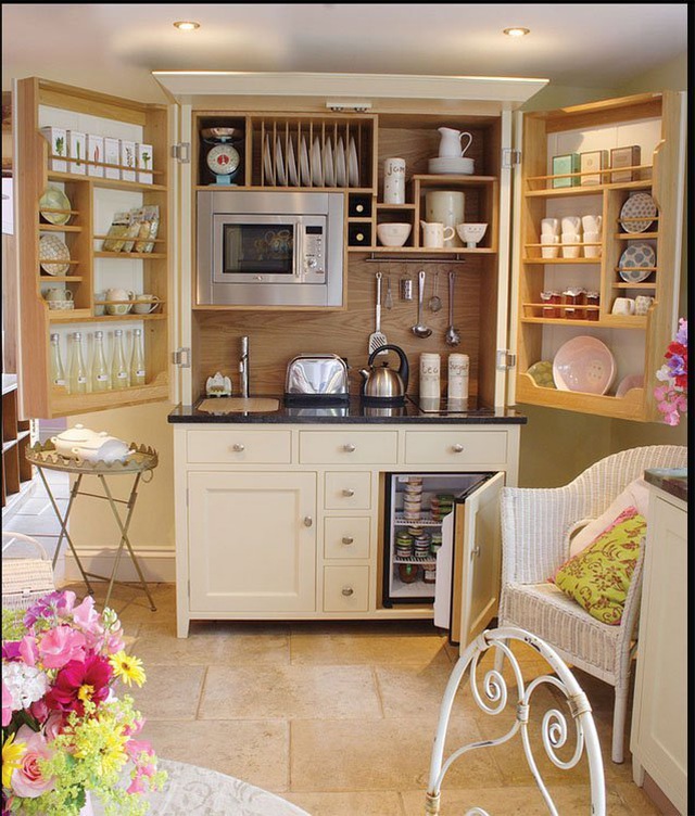  Sử dụng bàn bếp có thiết kế kết hợp với các ngăn tủ nhỏ nhằm tiết kiệm không gian cho các nội thất khác cũng là ý tưởng hay ho.