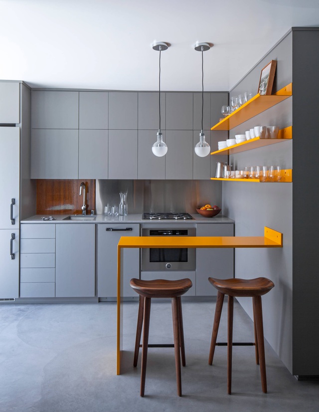  Sử dụng những tủ bếp chạm trần vừa tăng thêm diện tích đựng đồ mà vừa làm tối đa hóa không gian bếp khiến cho trần nhà đỡ trống trải hơn.