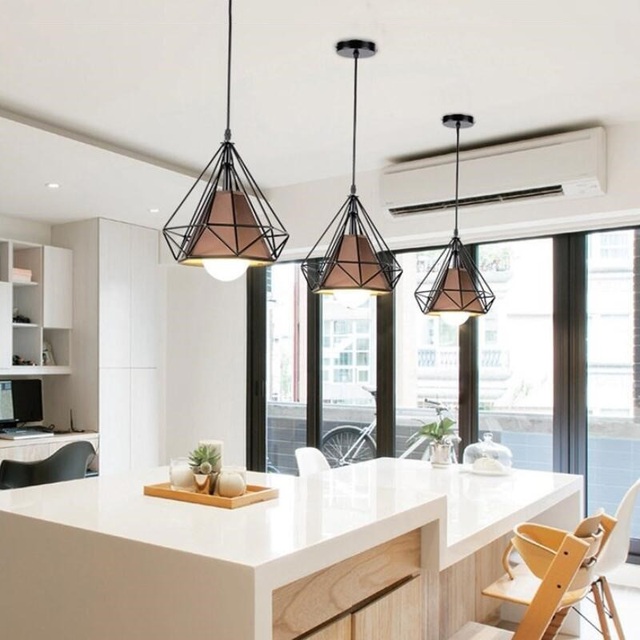  Thêm một vài chiếc đèn thả cũng khiến tối đa hóa không gian của bạn, vừa có tác dụng làm ấm căn bếp, vừa làm cho trần nhà được tối đa hóa không gian sử dụng.