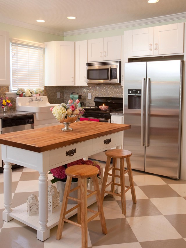  Một chiếc bàn đảo với những nội thất vừa mắt và phù hợp với một căn bếp nhỏ là lựa chọn tuyệt vời cho các gia đình.