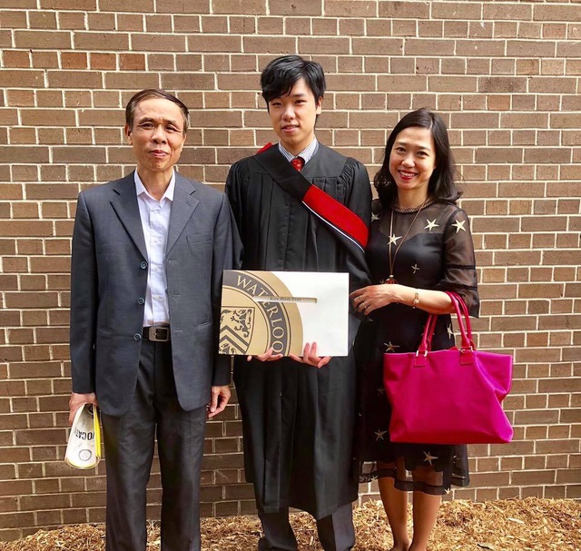  Mạnh Kiên (giữa) và bố mẹ trong ngày lễ tốt nghiệp tại Canada.