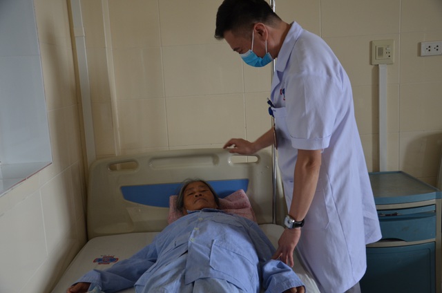  Anh Nguyễn Đức Hùy, cán bộ phòng CTXH luôn giúp đỡ và động viên bà Sánh an tâm điều trị