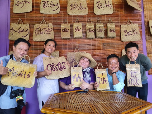 Chị Hồng Sen (đứng thứ 2 bên trái) chụp ảnh lưu niệm với các nghệ sĩ  ở TP. Hồ Chí Minh khi đến thăm coffee phim trường - căn nhà màu tím 