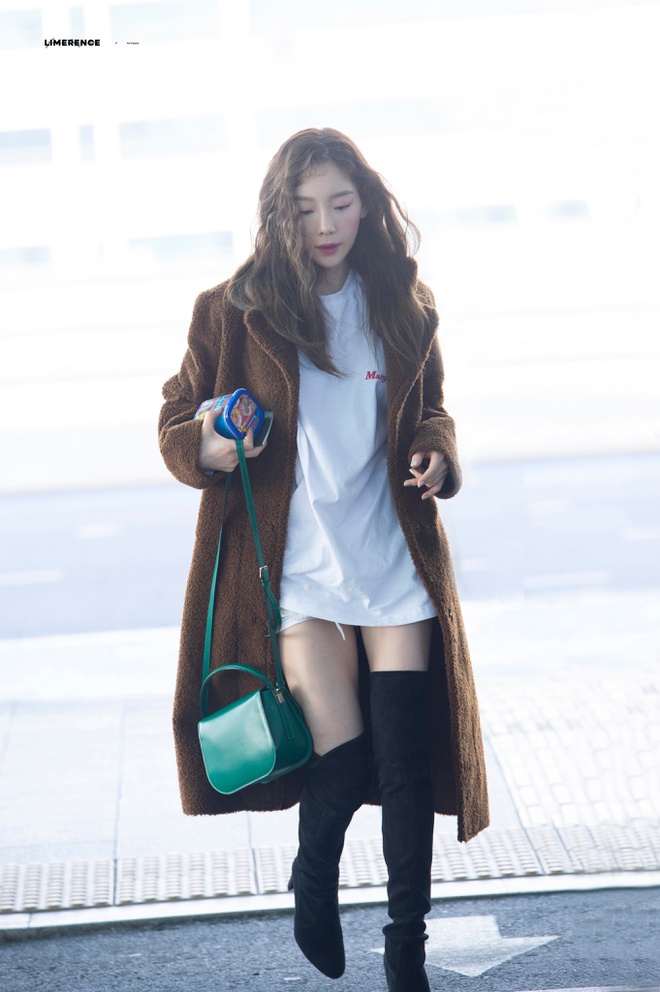  Áo thun chính là món đồ mà Taeyeon không bao giờ rời xa. Ở bức ảnh này, cô diện áo phông trắng, kết hợp với quần jeans ngắn để đảm bảo sự thoải mái. Áo khoác bông dáng dài và boots cổ cao là những gợi ý không tồi cho công thức phối đồ tăng chiều cao. 