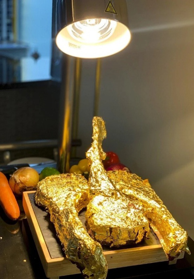  Thậm chí, trong menu ẩm thực của khách sạn cũng có nhiều món ăn có chứa vàng
