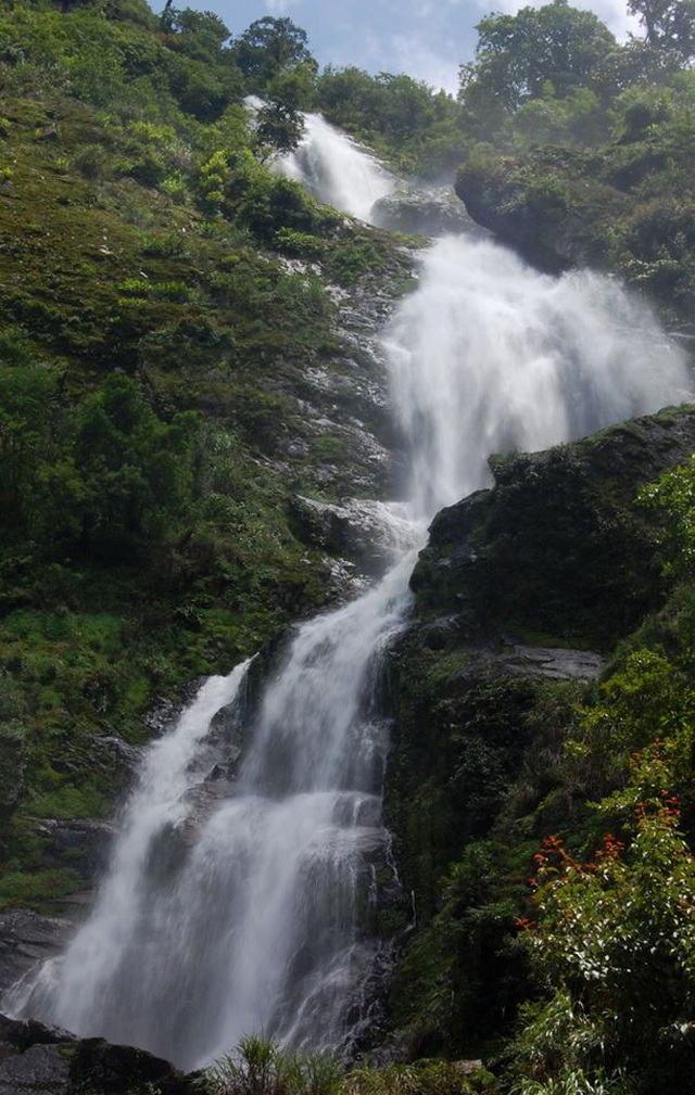  Thác Bạc nằm ở dưới chân đèo Ô Quý Hồ - Sa Pa là một trong những dòng thác đẹp nhất vùng Tây Bắc.