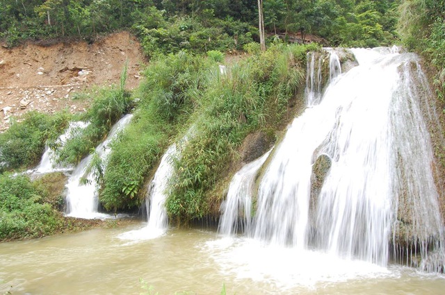   Thác Văng Leng nằm dưới chân núi Hàm Rồng của huyện biên giới Mường Khương ( tỉnh Lào Cai).