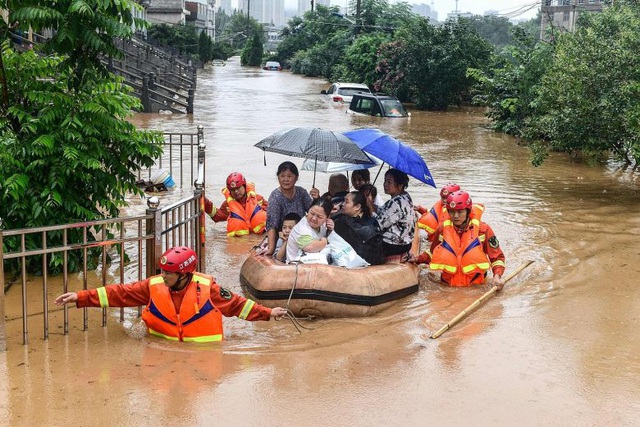  Đội cứu hộ Trung Quốc sơ tán người dân (Ảnh: AFP)