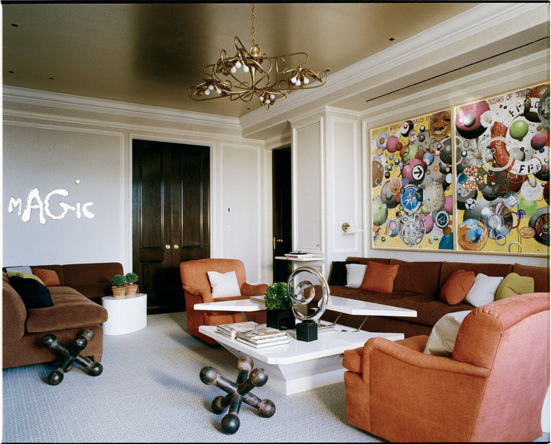  Hãy thử tưởng tượng xem căn phòng khách sẽ kém thu hút đến mức nào nếu thiếu đi sự xuất hiện của bức tranh treo tường đầy sắc màu.
