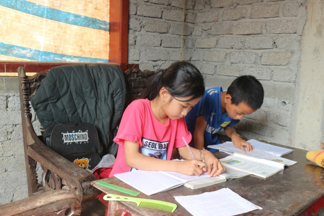  Hai chị em Nhung, Ngọc ngồi học trong căn nhà xây dang dở của gia đình cậu mự.