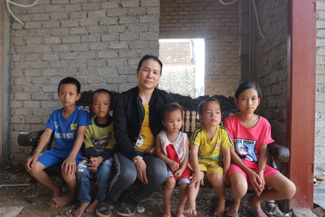  Chị Tuấn bên 3 đứa con của mình và 2 đứa cháu mồ côi tội nghiệp.