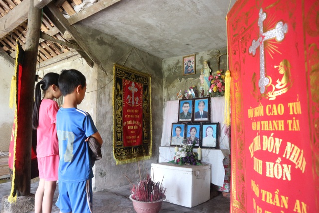  Tranh thủ thời gian rảnh, hai chị em Nhung lại sang ngôi nhà cũ của ông bà, nơi thờ di ảnh mẹ và 4 người khác (đều là ông bà, cô bác) để cầu nguyện và xin sự bằng yên.