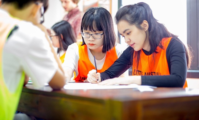  Bức ảnh chụp lén trong thư viện của Hồ Thiên Trang thu hút cộng đồng mạng