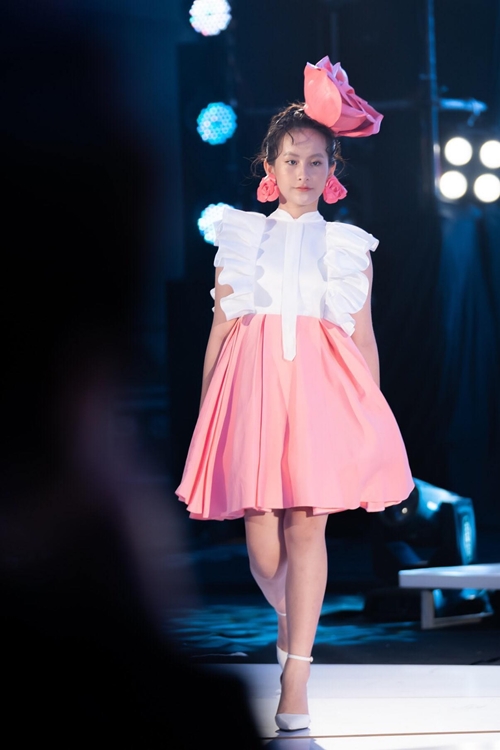  Màu hồng ngọt ngào phối cùng tone trắng giản dị có thể mặc đi học hoặc đi chơi. Chân dài 13 tuổi diện trang phục này sải những bước tự tin trên sàn diễn có hàng nghìn khán giả.