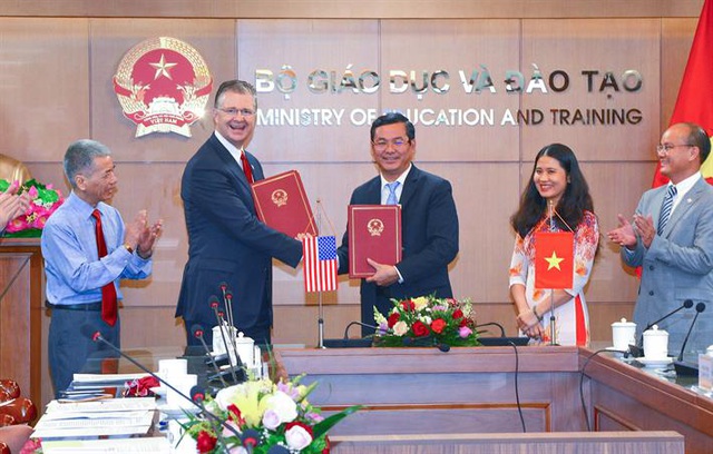  Thứ trưởng Nguyễn Văn Phúc trao Hiệp định cho Đại sứ Hoa Kỳ để chuyển tới Chính phủ Mỹ ký kết