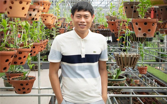  Anh Nguyễn Thanh Xuân (sinh năm 1985) – chủ nhân của 3 chậu lan quý trị giá 32 tỷ đồng - nổi tiếng mát tay chăm lan, sở hữu nhiều giống lan đột biến quý tại Bình Phước. (Nguồn: Nhịp Sống Việt - Tổ Quốc)