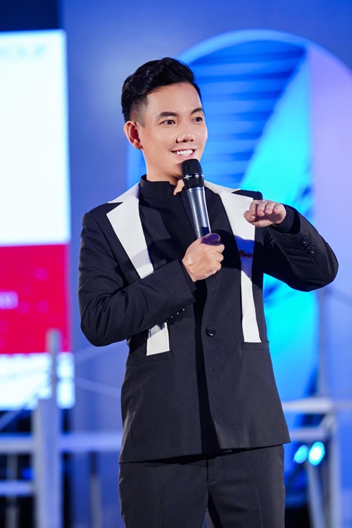  NTK Đắc Ngọc là trưởng ban tổ chức 'Vietnam Top Fashion & Hair 2020'. Anh chia sẻ sứ mệnh của chương trình là trở thành bệ phóng cho những tài năng trẻ khao khát được tỏa sáng với niềm đam mê.