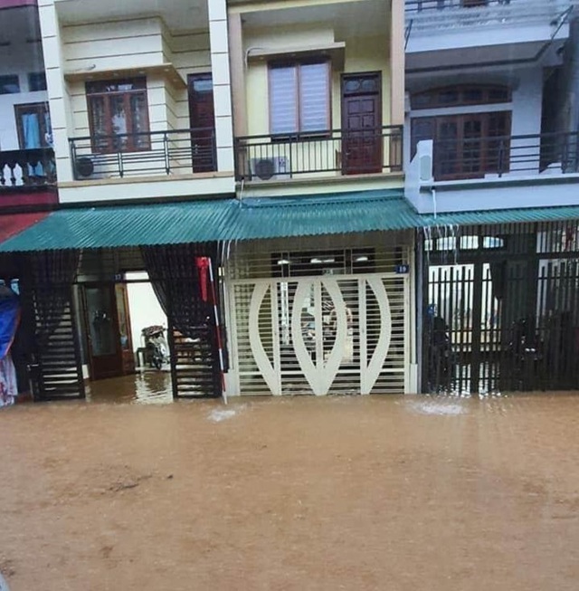  Nhiều nhà dân bị nước ngập tràn vào cả trong nhà (Ảnh: HagiangTV).