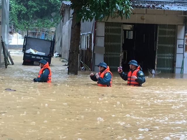 Nước ngập ngang người. Trong ảnh: Lực lượng cứu hộ, cứu nạn đến hỗ trợ người dân tại vùng bị ngập úng (Ảnh: Phạm Minh).