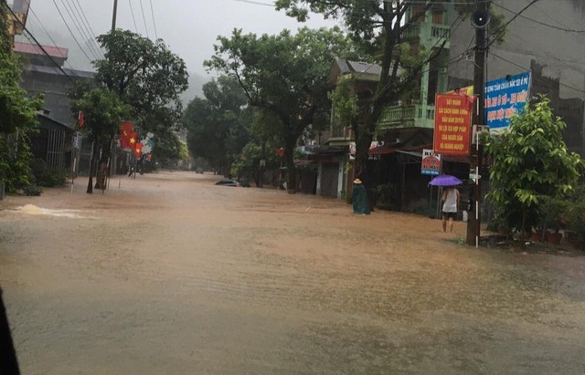  Nhiều tuyến đường khu vực thành phố Hà Giang bị ngập sâu trong nước (Ảnh: Mạnh Thắng).