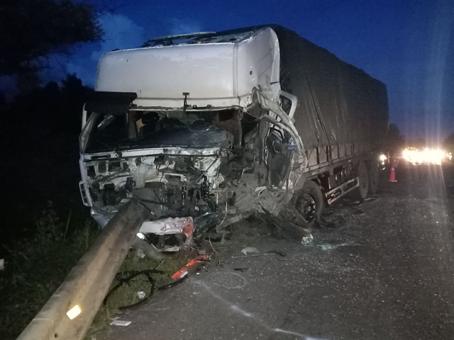  Đầu xe tải cũng vỡ tung, tài xế xe tải bị thương nặng