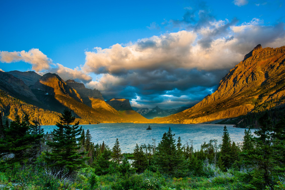  Công viên quốc gia Glacier, Montana. Đây là công viên quốc gia thứ 10 của Mỹ được thành lập vào năm 1910, có diện tích hơn 41.000 hecta. Công viên này sở hữu những dòng sông băng rộng lớn và những mặt hồ trong vắt tựa pha lê. Điểm nổi bật của công viên này là đường đến mặt trời, một trong những con đường có khung cảnh đẹp nhất trên thế giới. (Nguồn: Shutterstock).