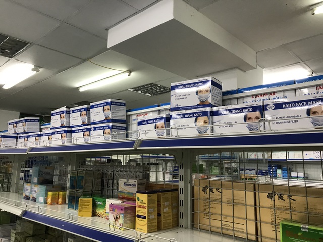 Các hiệu thuốc, siêu thị hiện còn rất nhiều khẩu trang y tế với giá cả hợp lý