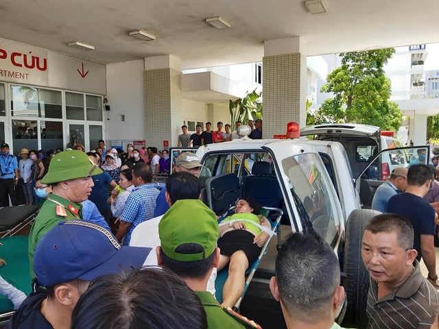  Khoa cấp cứu bệnh viện Việt Nam - Cu Ba Đồng Hới (Quảng Bình) hối hả với hoạt động cứu hộ, người nhà đến tìm thân nhân.