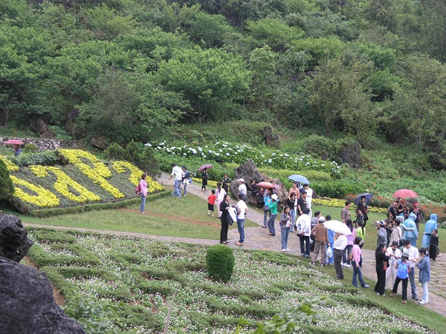  Điểm du lịch núi Hàm Rồng (Sa Pa ) là một trong những điểm hút du khách tới thăm quan