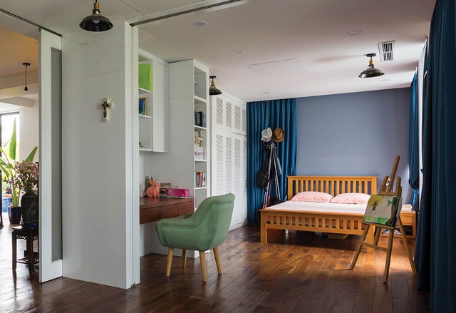  Để thiết kế mỗi tầng là một gia đình nhỏ, kiến trúc sư đã xoay xở để đảm bảo mỗi không gian riêng đều có đầy đủ ba phòng ngủ, hai phòng tắm, một bếp, một phòng khách, không gian chơi nhạc và cả nơi trồng cây xanh. Bằng cách này, ba thế hệ sống trong ngôi nhà chung vẫn được sinh hoạt cùng nhau mà không lo ảnh hưởng đến đời sống riêng tư.