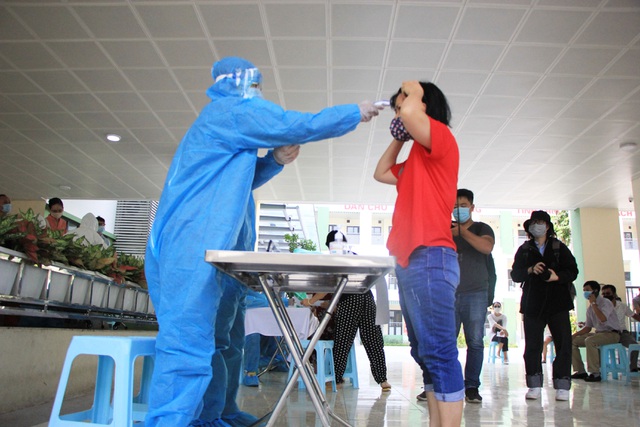  8h ngày 31/7, Trung tâm y tế Quận Ba Đình (TP. Hà Nội) tổ chức xét nghiệm nhanh Covid-19 cho những trường hợp đi du lịch và đi từ TP. Đà Nẵng trở về.