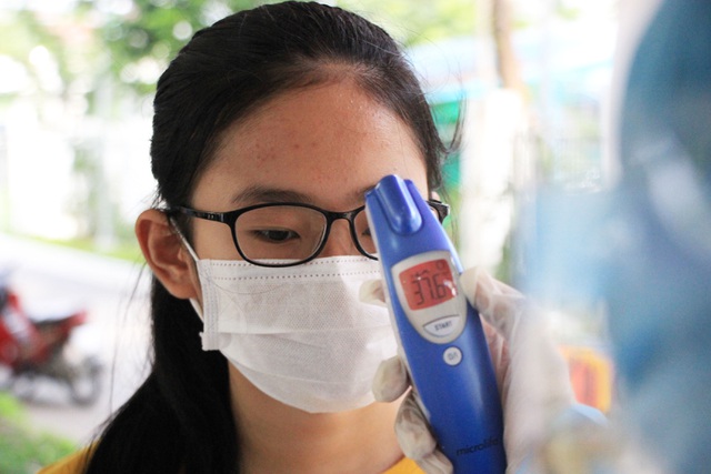  Tại cụm điểm xét nghiệm Trường Tiểu học Hoàng Diệu (quận Ba Đình), hàng trăm trường người dân đến lấy mẫu máu để xét nghiệm.