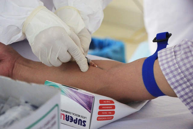  Việc lấy mẫu máu xét nghiệm sẽ được tiến hành ngay sau khi người dân làm xong thủ tục phiếu xét nghiệm.