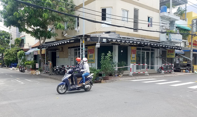  Nhà dân cũng là địa điểm kinh doanh ăn uống ở góc đường Lê Lư – Phạm Văn Xảo bị phong toả