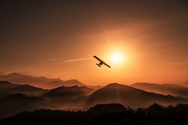  Bức “Bay tới mặt trời” của tác giả Yevhen Samuchenko chụp tại Pokhara, Nepal.