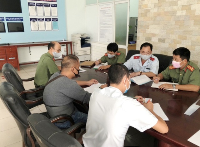  Ông P. (áo xám, ngồi giữa) làm việc với Sở Thông tin và Truyền thông tỉnh Thừa Thiên Huế chiều 31/7.