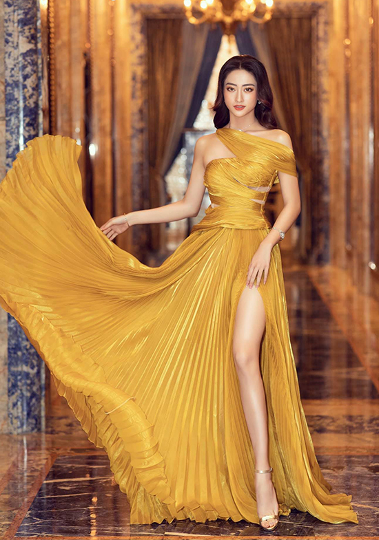  Tham dự một sự kiện tối 23/7, Hoa hậu Lương Thùy Linh hóa nữ thần lộng lẫy trong thiết kế cut-out dập ly bay bổng, xẻ cao quyến rũ do Đỗ Long thực hiện.