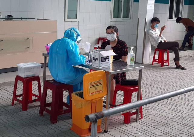 Người dân ở Quảng Nam đi xét nghiệm để phát hiện ca dương tính với SARS-CoV-2