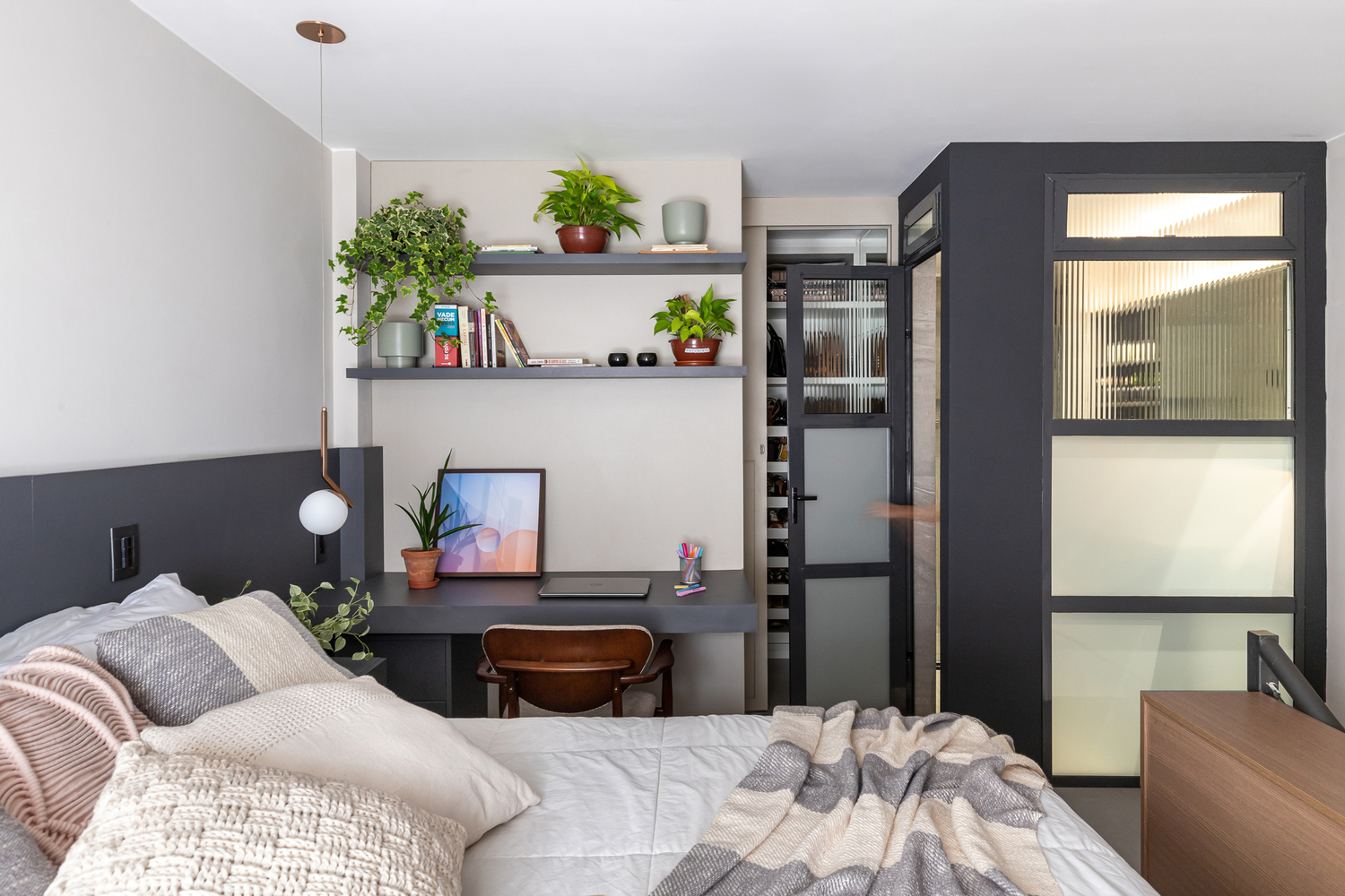  Bên cạnh giường ngủ là hệ bàn kết hợp với kệ đựng đồ. Căn phòng nhỏ xinh vẫn trở nên tiện lợi khi được bố trí như một căn phòng riêng biệt.
