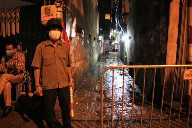  Theo ghi nhận của PV Dân trí vào đêm ngày 5/8, tại khu vực ngõ 4, phố Kiều Mai, một chốt kiểm dịch khoảng 4-6 người tham gia kiểm soát việc ra vào con ngõ.