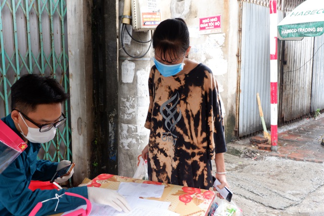  Một người dân sống trong ngõ 4, Kiều Mai thực hiện khai báo trước khi vào bên trong khu cách ly