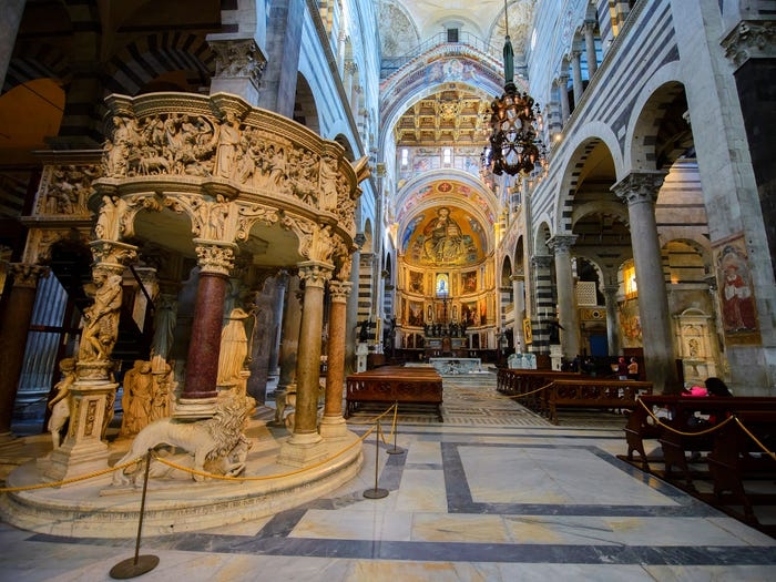  Được bắt đầu xây dựng từ năm 1063 và được thánh hiến vào năm 1118. Nhà thờ được thiết kế bởi kiến trúc sư người Ý, Buscheto, theo phong cách La Mã. Tháp chuông của nó hiện được gọi là Tháp nghiêng Pisa.