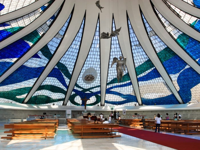  Nhà thờ được xây dựng từ năm 1958 đến năm 1968, và được thiết kế bởi kiến trúc sư Oscar Niemeyer. Niemeyer là một người cộng sản nổi tiếng, và bị buộc phải lưu vong vào năm 1964. Từ năm 1992 đến năm 1996, ông giữ chức chủ tịch Đảng Cộng sản Brazil.