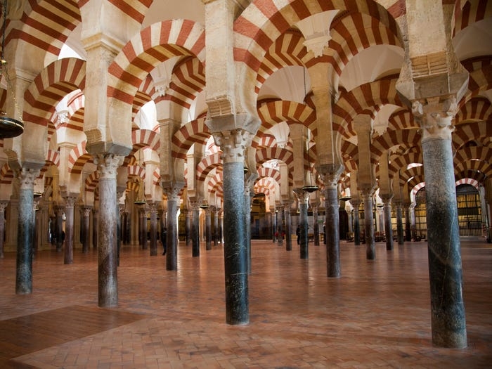  Nhà thờ Hồi giáo được xây dựng từ năm 784 và được hoàn thành vào năm 987. Tuy nhiên, vào năm 1236, thành phố Cordoba đã được các Kitô hữu chiếm lại và vua Ferdinand III đã ra lệnh cho xây dựng lại. Các nhà cai trị sau đó tiếp tục bổ sung các yếu tố Kitô giáo vào cấu trúc, điều này góp phần vào vị thế của nó như là một nhà thờ Hồi giáo - nhà thờ lai ngày nay.