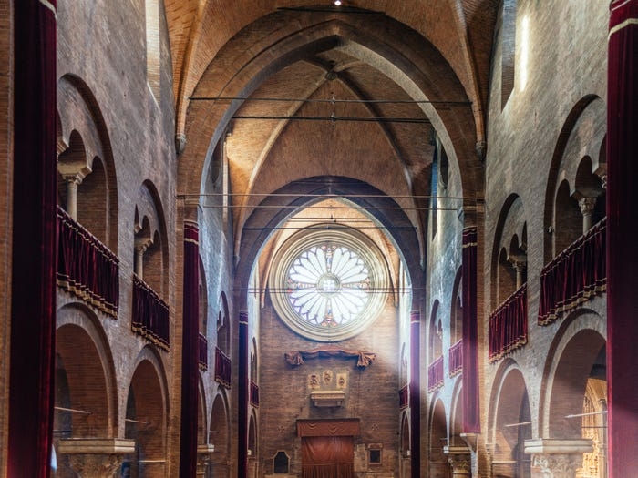  Nhà thờ Modena được xây dựng từ năm 1099, và được chính thức thánh hiến vào năm 1184. Tại đây, trước kia đã có 2 nhà thờ được xây dựng từ thế kỷ thứ 5, nhưng cả hai đều bị phá hủy. Với những giá trị kiến trúc to lớn, nhà thờ chính tòa Modena đã được UNESCO công nhận là Di sản văn hóa thế giới từ năm 1997.
