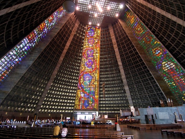  Nhà thờ San Sebastian ở Rio de Janeiro, Brazil, được xây dựng từ năm 1964 đến 1979, được thiết kế bởi kiến trúc sư Edgar Fonseca. Thiết kế của nhà thờ gần giống các kim tự tháp của người Maya cổ đại.