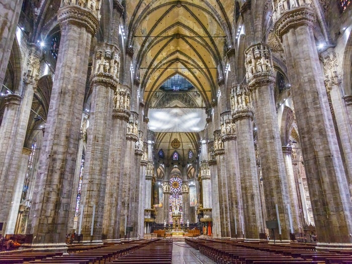  Nhà thờ Milan là nhà thờ lớn thứ hai trên thế giới, có diện tích 109.641 feet vuông được xây dựng từ năm 1386 và đến nay vẫn trong quá trình xây dựng. Nhà thờ đón hơn 6 triệu du khách trong một năm.
